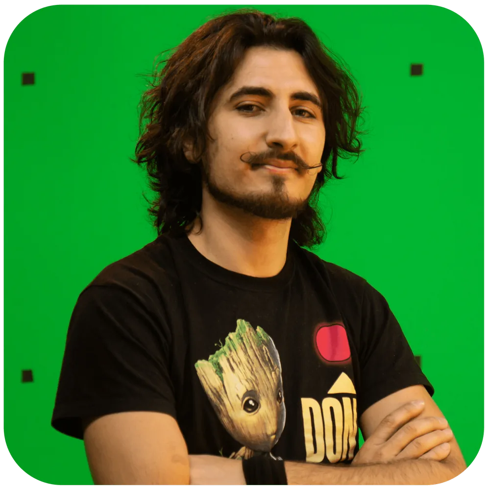 Gerardo Schiavone in front of a green screen
